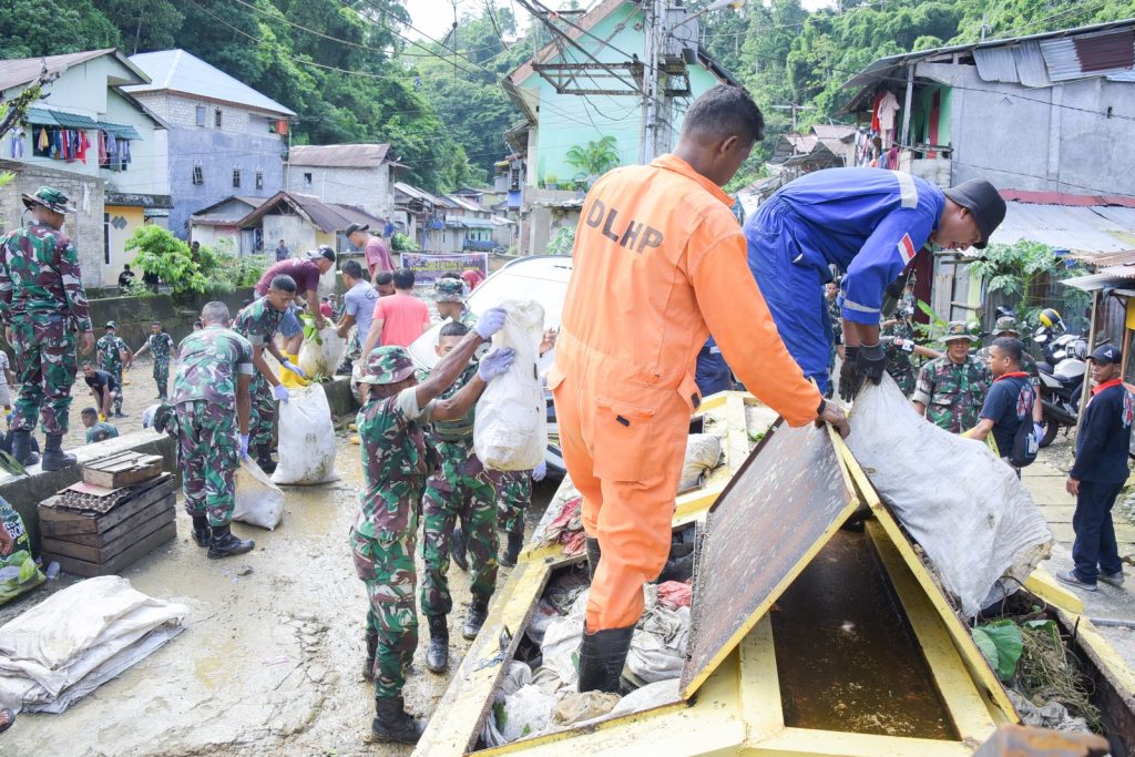 Gandeng Masyarakat Personil Tni Gabungan Gotong Royong Bersihkan Lima