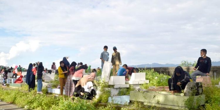 Puluhan santri LPTPQ dan TPQ se Kota Ambon membersihkan makam Syuhada di Taman Pemakaman Umum (TPU), Keluruhan Silale, Nusaniwe, Ambon Maluku, Minggu (10/1).