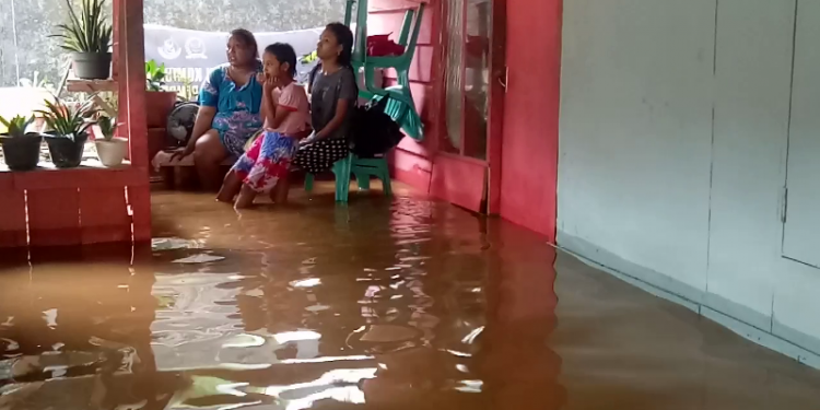 Salah satu rumah warga RT 07, Desa Halong yang ikut terendam banjir akibat hujan deras yang mengguyur kota Ambon, sabtu (6/3/2020).