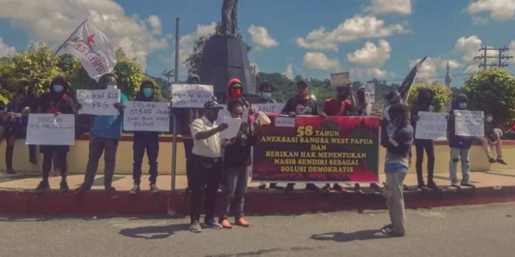 Foto : Aksi Damai dilakukan oleh Aliansi Mahasiswa Papua (AMP) KK Ambon dan Front Rakyat Indonesia Untuk West Papua (FRI-WP) di seputaran monumen dokter Yohanes Leimena, Poka, Ambon, sabtu (1/5/2021).