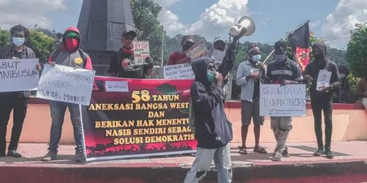 Aksi gabungan ini dilakukan oleh Aliansi Mahasiswa Papua (AMP) KK Ambon dan Front Rakyat Indonesia Untuk West Papua (FRI-WP), di Monumen Patung Dr. Johanes Leimena, Poka - Ambon