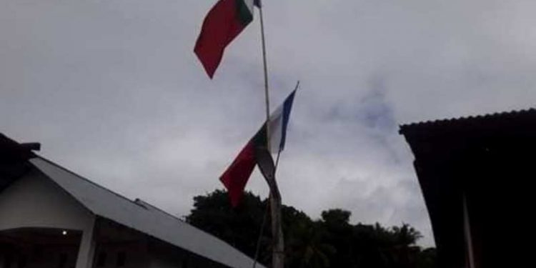Bendera Benang Raja (Republik Maluku Selatan) yang dikibarkan oleh warga di Negeri Ulath, Kecamatan Saparua Timur, Maluku Tengah pada hari Pahlawan Kapitang Pattimura ke - 204.
Foto : Istimewa