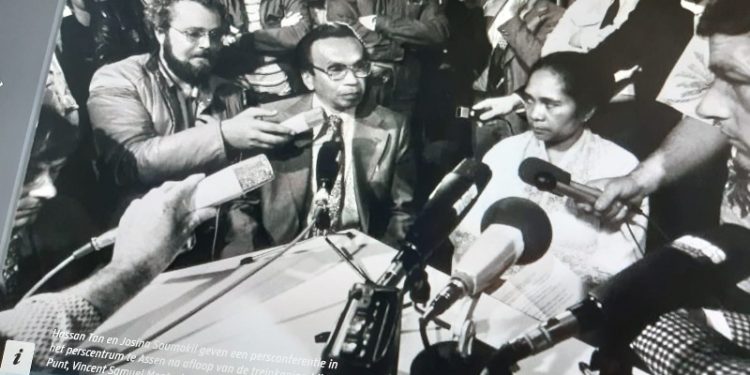Foto : Dokter Hassan Tan bersama Nyonya Soumokil memberikan keterangan kepada wartawan ketika menjadi mediator dalam peristiwa De Punt (1977).
