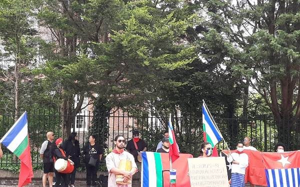 Puluhan warga keturunan Maluku, menggelar aksi demo damai di depan Kedutaan Besar  (Kedubes) RI di Denhaag dan Gedung Pemerintah Belanda, Jumat (11/6/2021). 
Foto : Istimewa