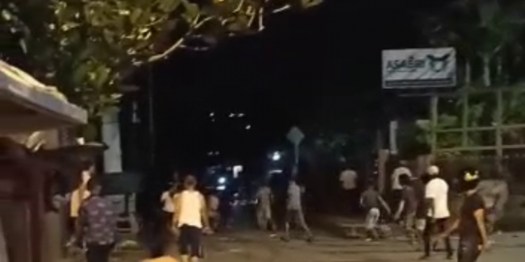 Bentrokan Pemuda di Kawasan jalan dr. Kayadoe, Kelurahan Kudamati, kecamatan Nusaniwe, Kota Ambon saling serang, selasa (1/6/2021) malam.
Foto : Istimewa