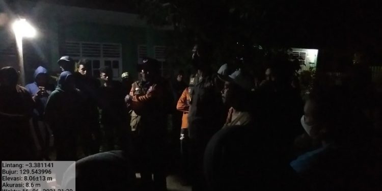 Petugas BPBD Maluku Tengah saat menyambangi warga Desa Haya yang sementara mengungsi, rabu (16/6) malam.
Foto : BPBD Maluku Tengah