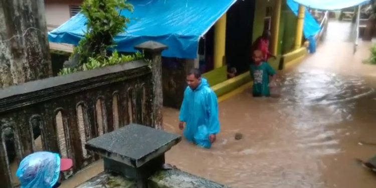 Banjir terlihat merendam permukiman warga kawasan RT 02 RW 16, Kawasan Ahuru, Desa Batu Merah, Kecamatan Sirimau, Kota Ambon, minggu (4/7/2021).
Foto : Usman