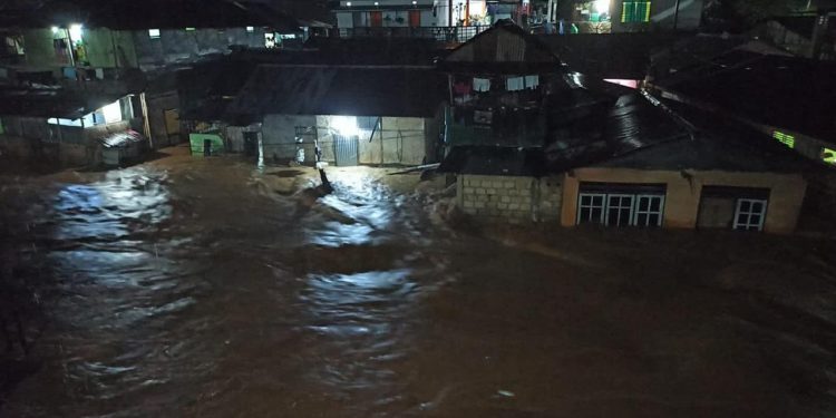 Banjir di Lokasi Batu Merah Dalam, Kecamatan Sirimau, Kota Ambon, minggu (11/7/2021).
Foto : Istimewa