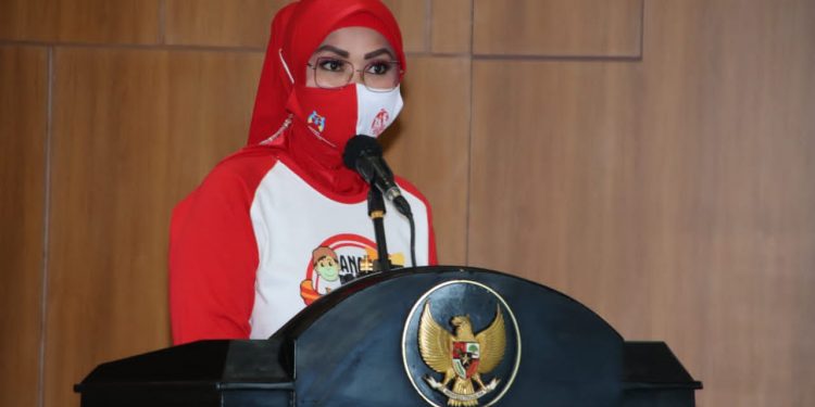 Foto: Ketua TP. PKK Maluku Ny. Widya Pratiwi Murad saat memberi sambutan dihari anak nasional , Jumat (23/07/21).