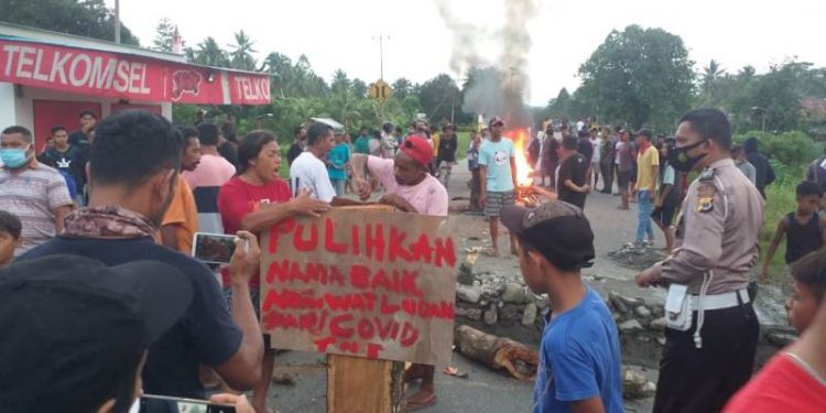 Luapan Emosi Masyarakat Negeri Watludan dengan memblokade ruas jalan trans pulau seram buntung dari jenazah kerabat yang ditelantarkan pihak RSUD Masohi, kamis (8/7/2021).
Foto : Istimewa