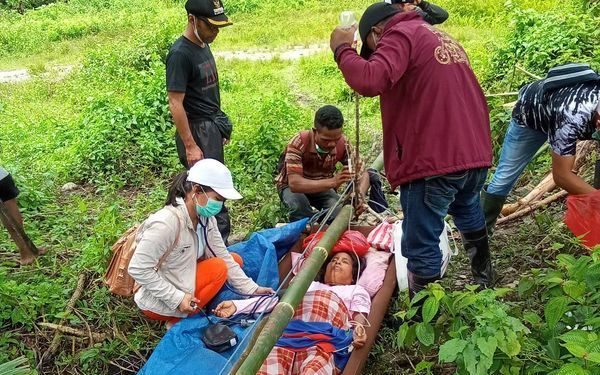 Yuli Lasatira, Ibu Hamil asal Negeri Huku Kecil terlihat berisitirat bersama Camat Elpaputih setelah menempuh perjalanan 37 KM dari perkampungan.
Foto : Istimewa