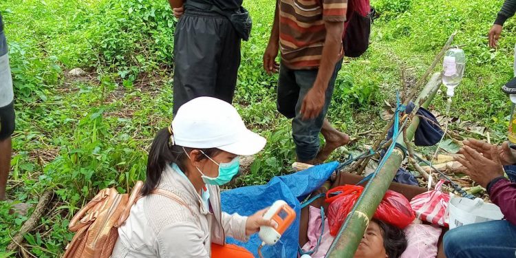 Yuli Lasatira (40), Ibu Hamil asal Negeri Huku Kecil terlihat berisitirat  setelah menempuh perjalanan 37 KM dari perkampungan.
Foto : Istimewa