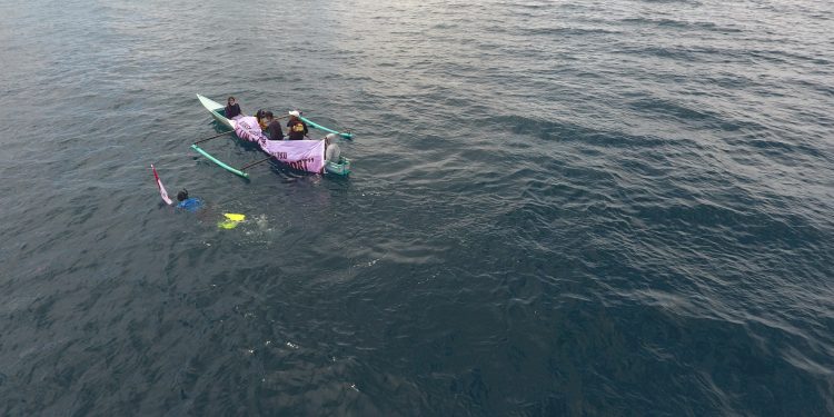 Tampak Kamera Drone Memperlihatkan Aksi Renang yang dilakukan oleh Yusuf Sangadji di perairan laut Pulau Pombo, senin (16/8/2021).