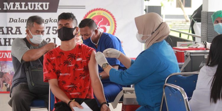 Ekspresi peserta vaksin saat pelaksaan vaksin oleh Petugas Kesehatan di Gerai Vaksinasi Polda Maluku