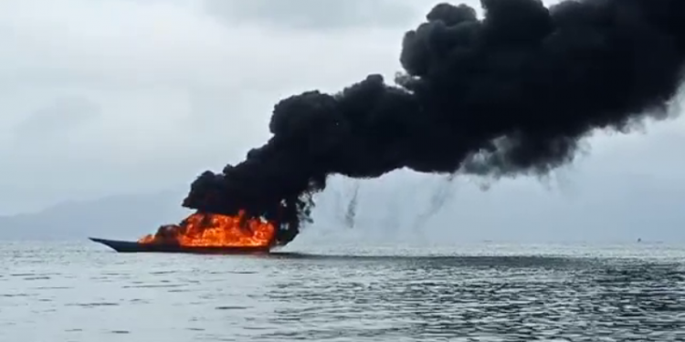 Kapal Nusa Puan yang mengangkut BBM, terbakar di Pantai Seram Barat , jumat (17/9).
Foto : Ogen
