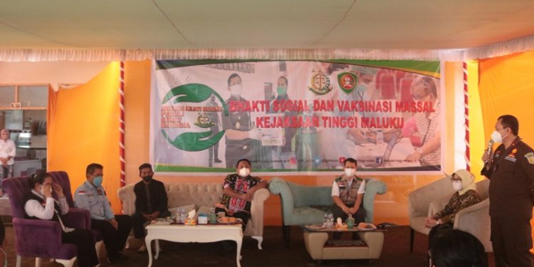 -	Kepala Kejati Maluku Menyerahkan Bantuan Sembako Kepada Warga yang telah mengikuti Vaksin Massal di Kawasan Kebun Cengkeh, kamis 16 september 2021.
Foto : Istimewa