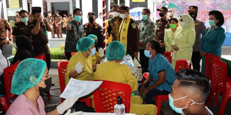 Vaksin Massal Kejaksaan Tinggi Maluku di Halaman Kantor Kejaksaan Tinggi Maluku.