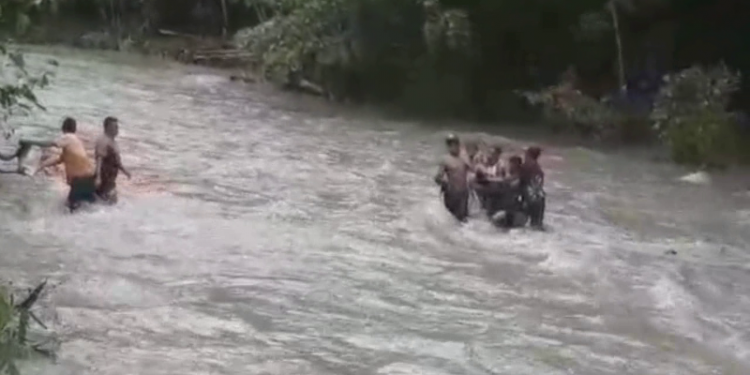 Sejumlah Warga Nekat Terobos Sungai Kao Yang Sementara Deras.
Foto : Klinton