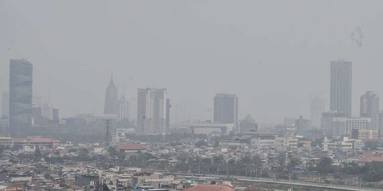 Kabut asap polusi udara menyelimuti kota Jakarta. Kualitas udara semakin memburuk karena polusi tinggi dari aktivitas kendaraan dan Pembangkit Listrik Tenaga Uap Batu bara di sekeliling Jakarta. © Jurnasyanto Sukarno / Greenpeace