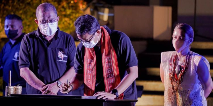Menteri Pariwisata dan Ekonomi Kreatif/Kepala Badan Pariwisata dan Ekonomi Kreatif Sandiaga Salahuddin Uno membuka Festival Musik Rakyat di Kota Ambon, Jumat (29/10).
Foto : Biro Komunikasi
Kementerian Pariwisata dan Ekonomi Kreatif/Badan Pariwisata dan Ekonomi Kreatif