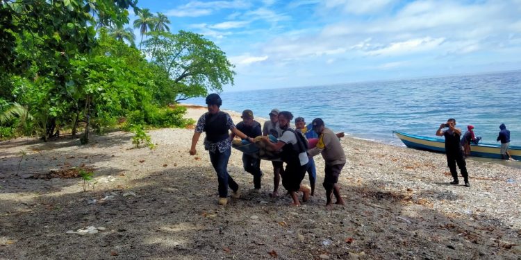 Lewat Laut Kapolres Malteng Pimpin Evakuasi Korban Konflik ke RSUD Masohi
