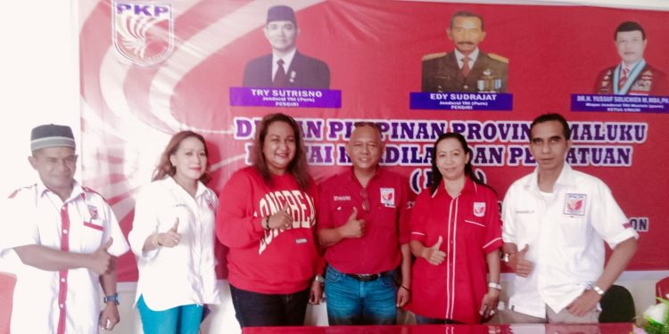Foto bersama Ny. Ny Fariyah Yuanita Faisal dengan Fungsionaris Pimpinan PKP Maluku dan Kota Ambon di Kantor DPP PKP Maluku. Foto : Edix