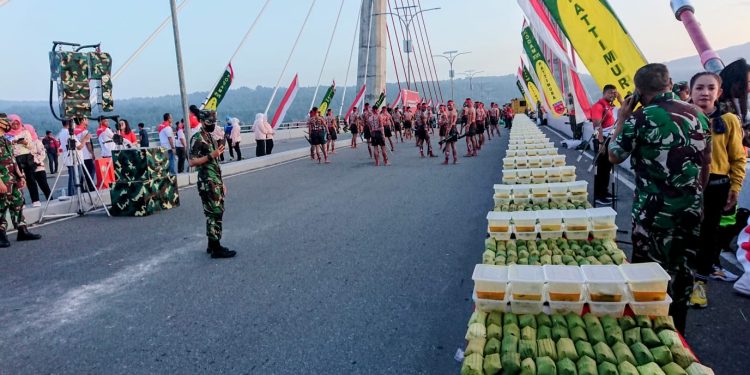Kodam XVI Pattimura Gelar Makan Patita "Papeda" Terpanjang dan Terbanyak di Jembatan Merah Putih (JMP) Kota Ambon, Minggu 22 Mei 2022.  Foto : Istimewa