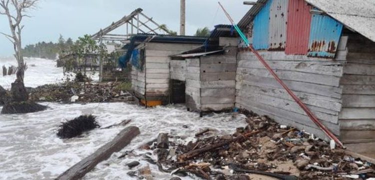 Sebanyak 23 rumah warga di desa Warabal, Kecamatan Aru Tengah Selatan,, Kepulauan Aru, Maluku, yang rusak setelah diterjang banjir rob, Jumat (15/7/2022). Foto: Latief Madilis