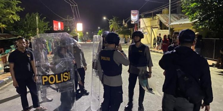 Sejumlah Aparat Kepolisian terlihat melakukan pengamanan di lokasi bentrokan antar pemuda di depan Alfamidi, perempatan Wearhir Jalan Dr. J Leimena, Kelurahan Ketsoblak, Kecamatan Dullah Selatan, Kota Tual, Sabtu (16/7/2022) sekira pukul 00.25 WIT. (Foto : Humas Polda Maluku)