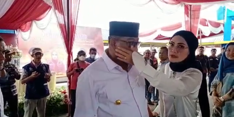 Foto : Ny. Widya Murad Ismail terlihat menenangkan Gubernur Maluku, Suaminya setelah mencoba melontarkan kata-kata berduel dengan pengunjuk rasa, sabtu 9 juli 2022.