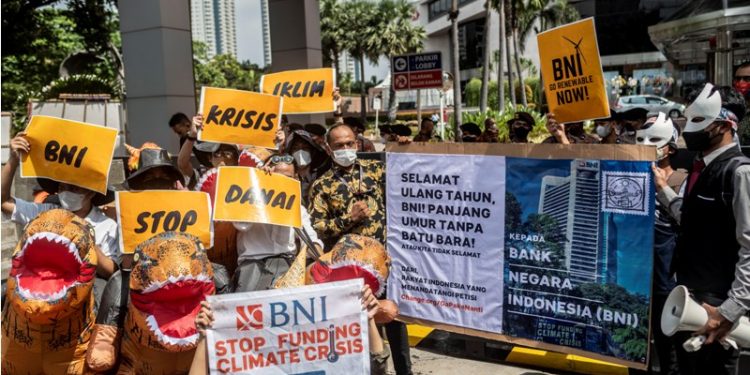 Anak-anak muda yang tergabung dalam komunitas Fossil Free dan Climate Rangers di berbagai kota di Indonesia melakukan aksi bersamaan menyambut HUT BNI ke-76. Foto : Istimewa