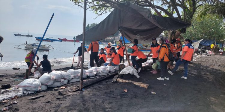 FOTO: Pembuatan tanggul penahan banjir rob darurat dari kantong berisi pasir oleh tim BPBD Kabupaten Halmahera Utara bersama TNI dan instansi terkait di Desa Wosia, Kecamatan Tobelo Tengah, Kabupaten Halmahera Utara, Kamis (19/1).