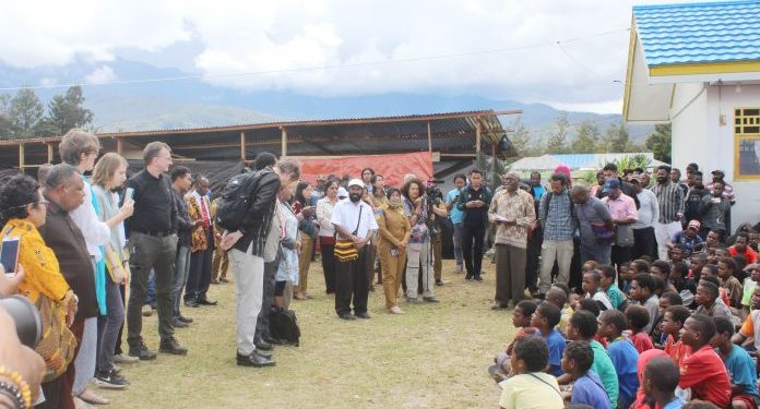 Delegasi Dewan Gereja Dunia ketika berdialog dengan pengungsi  Ndunga di Ilekma Wamena. (Elisa Sekenyap - SP)