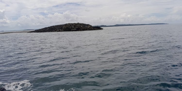 Fenomena Gundukan Lumpur di Permukaan Laut Desa Desa Teineman, Kecamatan Wuarlabobar Pasca Gempabumi, selasa (10/1/2023). Foto: Istimewa