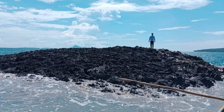 Gundukan lumpur bercampur batu karang yang muncul pasca gempa bumi di perairan laut Desa Teinamen, Kecamatan Wuarlabobar, Kabupaten Kepulauan Tanimbar, selasa 10 januari 2023. (Foto: Boni Kelmaskosu, Kepala Desa Teinamen)