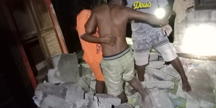 Seorang pemuda sedang ditolong karena tertimpa material bangunan rumah yang roboh akibat gempabumi tektonik berkekuatan Magnitude 7,9 (Foto: Istimewa)