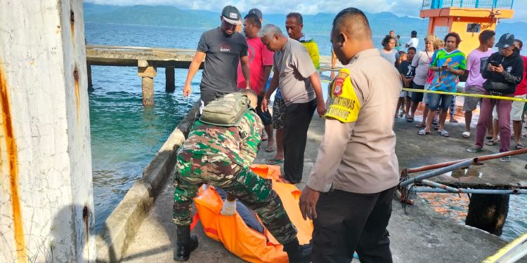 Jasad Korban Dievakuasi Aparat TNI Polri dan Warga Dusun Eri. (Foto: Humas Polresta Ambon)
