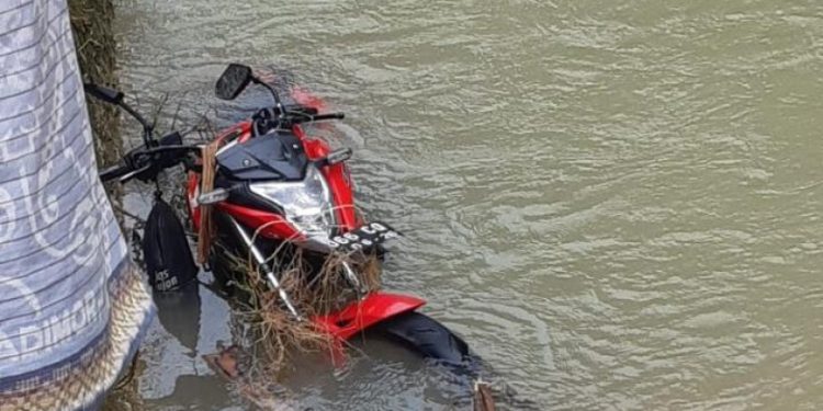 Kendaraan jenis motor roda dua ditemukan di bawah jembatan Desa Tegalsumur, Kecamatan Brati, Kabupaten Grobogan, Jawa Tengah, Jumat (6/1). Pemilik motor tersebut ditemukan dalam kondisi meninggal dunia setelah terseret banjir bandang yang dipicu oleh cuaca ekstrem. (Foto: BNPB)