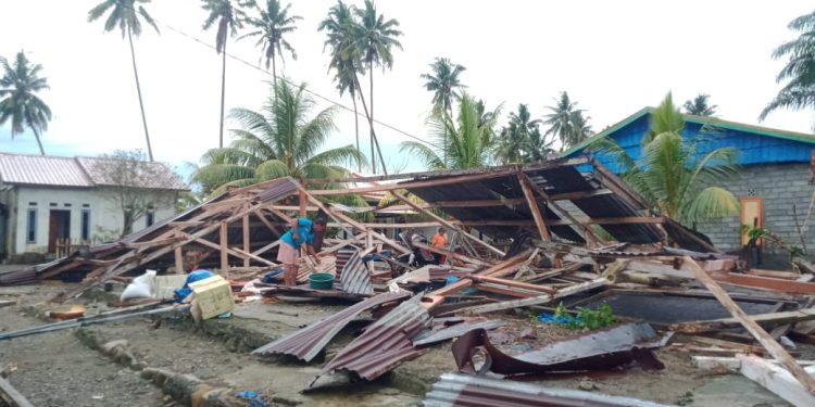 Kondisi rumah warga di Kecamatan Tepoyo, Kabupaten Mamuju, Provinsi Sulawesi Barat, rusak setelah diterjang angin kencang. Peristiwa ini terjadi pada Selasa (3/1), sekira pukul 04.20 Wita. (Foto: Humas BNPB)