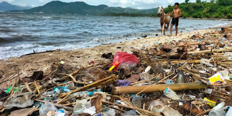 Sampah Plastik Bertebaran di Pantai Bima, Nusa Tenggara Barat. (Foto: Ecoton)