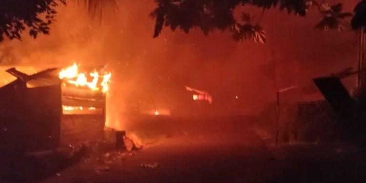 Bentrokan antar warga di Kota Tual, sejumlah fasilitas umum dan rumah warga terbakar : Foto Doc