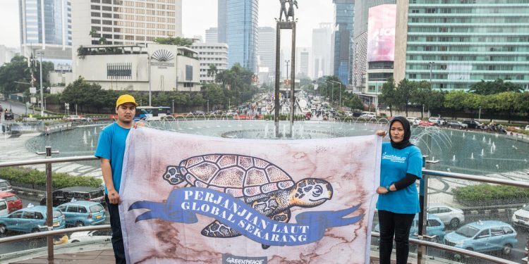 Aktivis Greenpeace Indonesia memegang spanduk dalam Hari Aksi Global (Global Day of Action/GDA) di Jakarta, 23 Februari 2023. Negosiasi terakhir untuk Perjanjian Laut PBB dilanjutkan pada hari Senin 20 Februari 2023. Tanpa Perjanjian yang kuat, hampir tidak mungkin untuk melindungi 30% lautan dunia pada tahun 2030, yang merupakan target 30x30. Target ini disepakati pada COP15 di Montreal pada bulan Desember 2022. Kegagalan untuk menyepakati Perjanjian akan membahayakan target 30x30 hanya beberapa bulan setelah disepakati. (Photo: Greenpeace Indonesia)