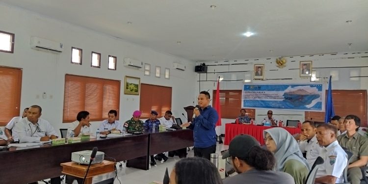 -	Perwakilan DKP Provinsi Maluku saat melakukan presentasi Satuan Unit Organisasi (SUOP) Kawasan Konservasi di Maluku Barat Daya