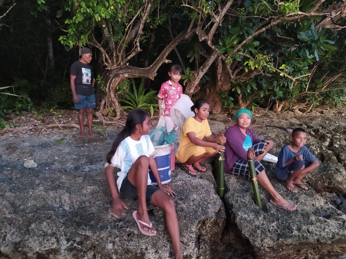 Timba Laor Tradisi Musiman Berburu Cacing Laut Oleh Masyarakat Pesisir