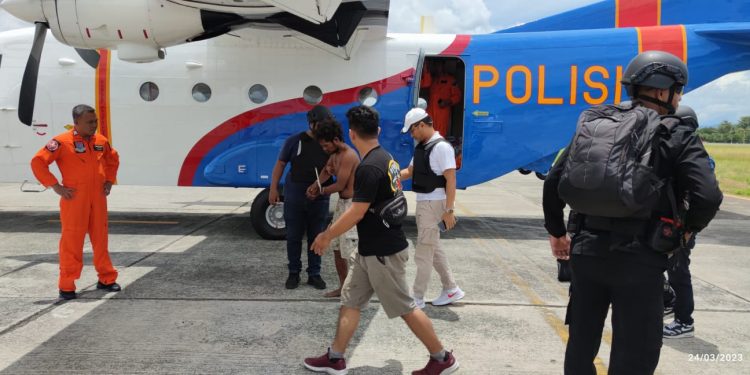 Pelaku Pemerkosaan IRT di Banda Naira dibawa menggunakan pesawat Cassa 212 ke Mapolda Maluku, Ambon, Jumat (24/3/2023). Foto: Humas Polda Maluku