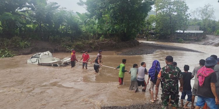 Keterangan Foto: Warga bergotong royong evakuasi mobil pickup yang terseret banjir di Dompu, Nusa Tenggara Barat, Selasa (4/4). FOTO: BPBD Kabupaten Dompu
