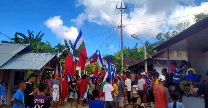 Euphoria and Raising the Flag of the Republic of South Maluku (RMS) by Residents of Negeri Aboru during the 73rd Anniversary of the Republic of South Maluku (RMS) in Negeri Aboru, Central Maluku, Maluku Province, Indonesia.
Tuesday (25/4/2023). Photo: Special