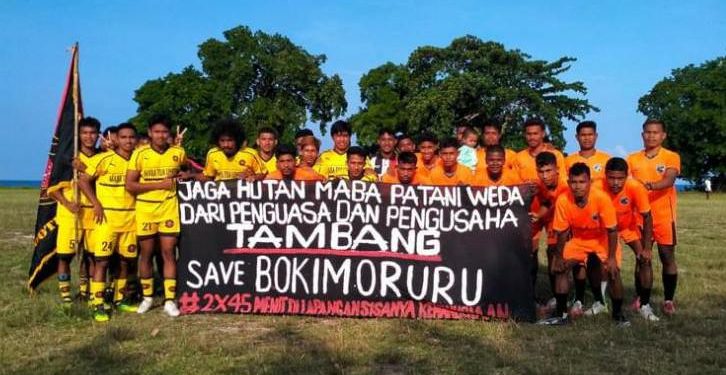 Aksi Kampanye Penolakan Tambang Oleh Tim Kesebelasan Sepakbola Antar Kampung di Halmahera Tengah. (Foto: IG savesagea)