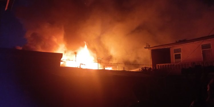 Kobaran api membakar pertokoan dan rumah warga di Kawasan pasar Gambus, Jln. Pala, Kelurahan Uritetu, Sirimau, Kota Ambon, senin (15/5/2023) malam, sekitar pukul 20.30 wit.