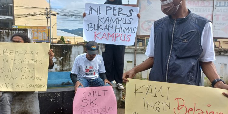 LPM Institut Agama Islam Negeri Ambon saat melakukan protes di depan PTUN Ambon terkait pembredelan majalah lintas. (ChristB)